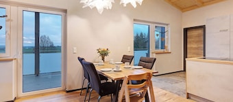 Apartamento 'Panorama Suite' con jardín compartido, balcón y Wi-Fi