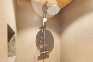 Een douche, een haardroger, handdoeken