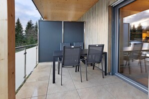 Outdoor dining - Family Apartment with Balcony, Barbecue Hut, and Infrared Cabin (Donaueschingen)