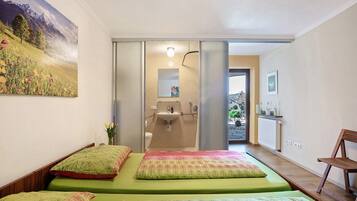 6 slaapkamers, een strijkplank/strijkijzer, gratis wifi, beddengoed