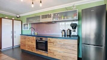 Jääkaappi, mikroaaltouuni, uuni, liesi