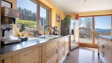 Kjøleskap, mikrobølgeovn, ovn og kokeplater