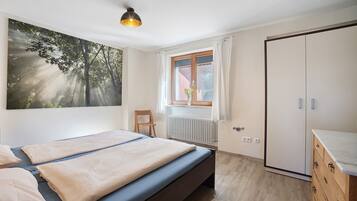 6 bedrooms, iron/ironing board, free WiFi, wheelchair access