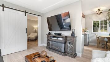Smart-TV, Kamin, Bücher