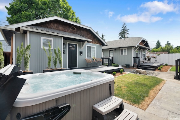 Communal hot tub for all units on the property, perfect for relaxing.