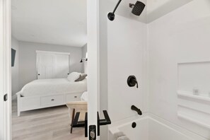 Douche, séchoir à cheveux, shampooing