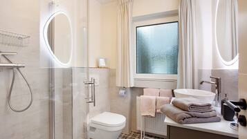 Ducha, secador de pelo, toallas