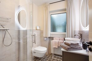 Ducha, secador de pelo, toallas