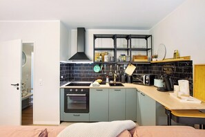 冷蔵庫、電子レンジ、オーブン、コンロ