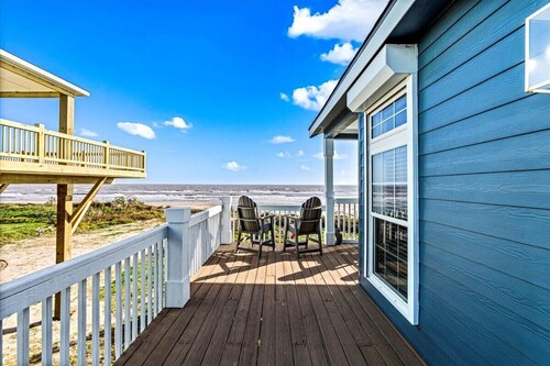 Beachfront Bolivar bungalow - bring the kids, the dogs, and fishing rods! 