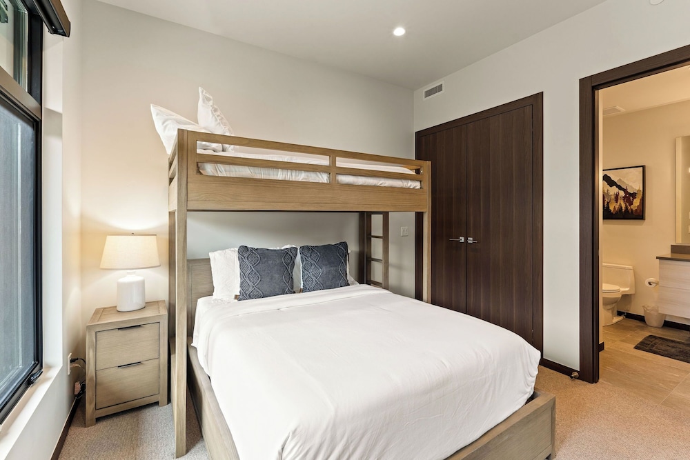 New Modern Condo minutes from Beaver Creek! Basecamp 14C Eagle County