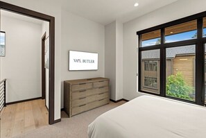 3 bedrooms, desk, WiFi, bed sheets