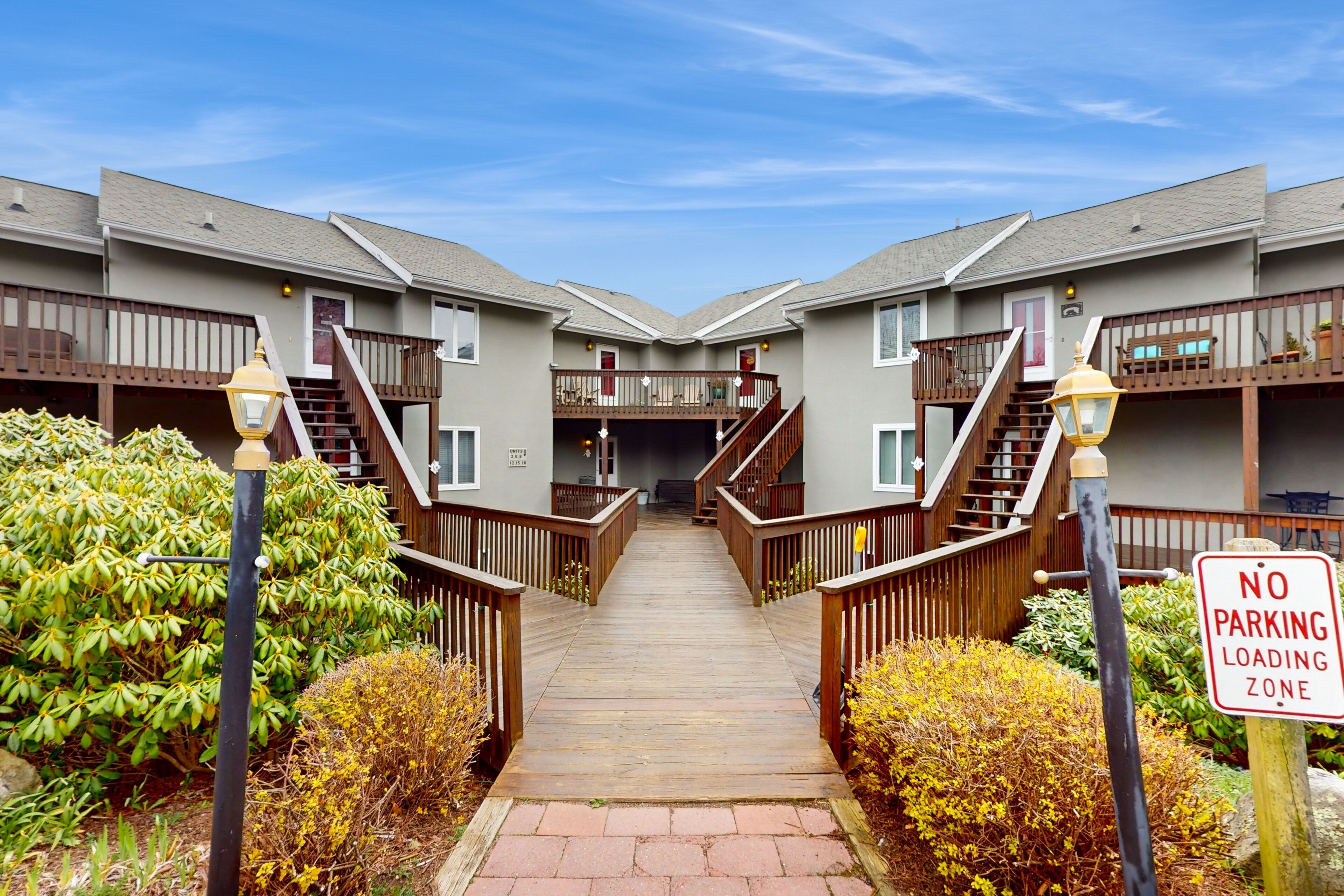 Mountain condo near skiing & hiking- tennis court, fireplace, and grilling area