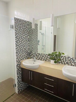 Hair dryer, towels, soap, shampoo - Tropical oasis in the heart of Brisbane, 3 bed, w pool, 4 km from the city (Ashgrove)