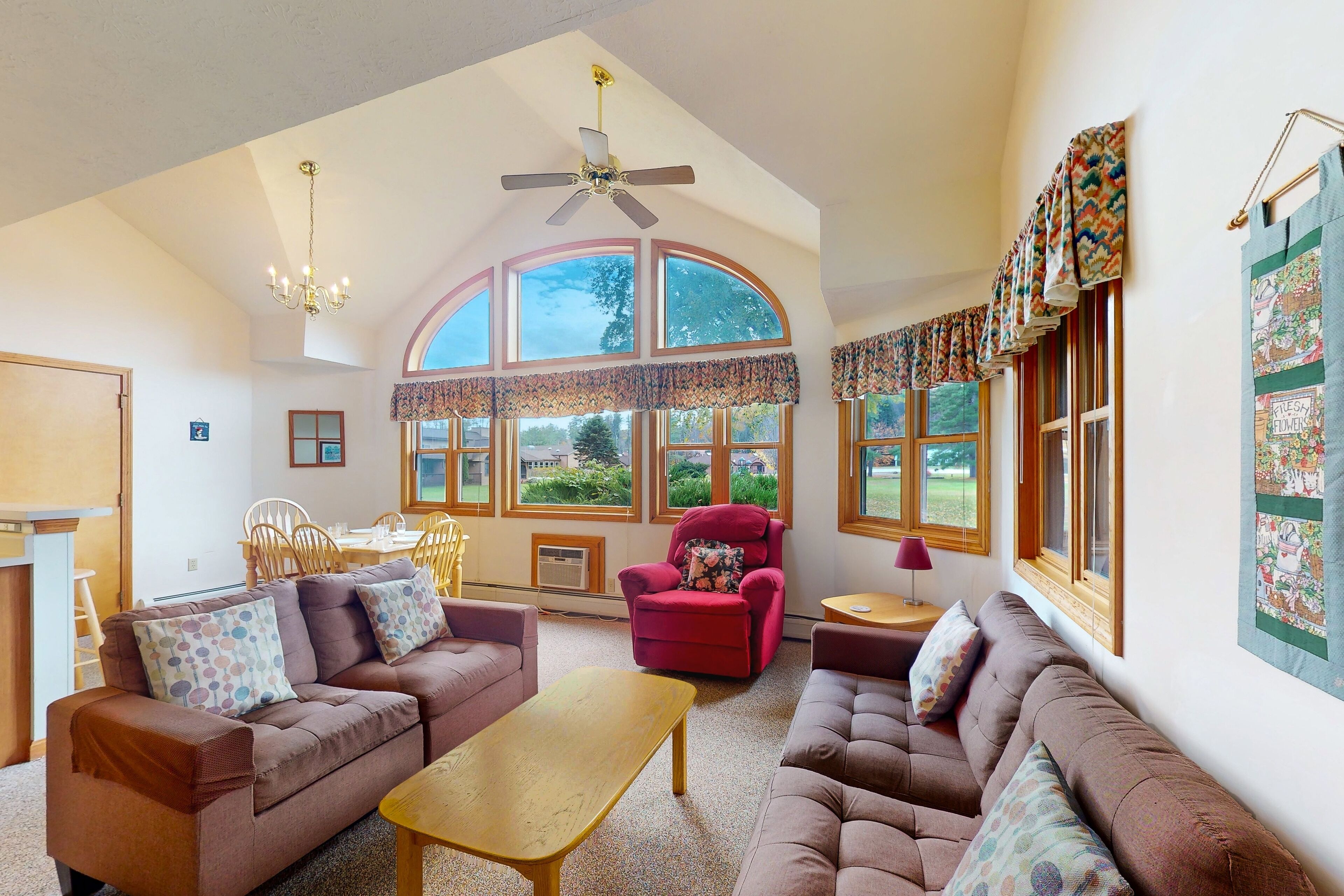 Resort condo & studio with hot tub, seasonal pools, rec center, golf, tennis