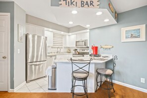 Fridge, microwave, oven, stovetop - 2nd-floor condo 2 blocks from beach with outdoor pool, hot tub, balcony, BBQ, AC (North Myrtle Beach)