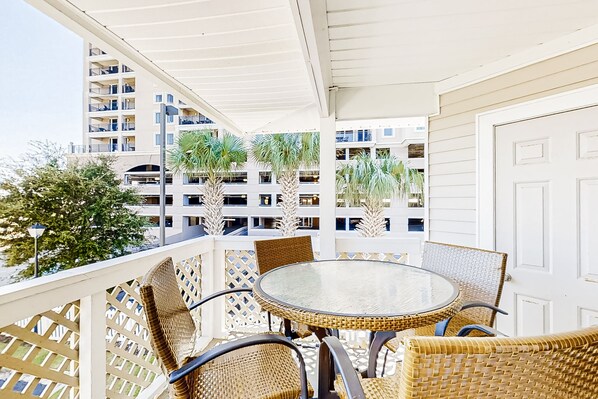 Outdoor dining - 2nd-floor condo 2 blocks from beach with outdoor pool, hot tub, balcony, BBQ, AC (North Myrtle Beach)