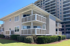 Exterior - 2nd-floor condo 2 blocks from beach with outdoor pool, hot tub, balcony, BBQ, AC (North Myrtle Beach)
