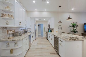 Kylskåp, mikrovågsugn, ugn och spishäll