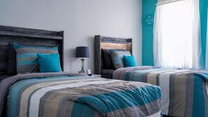 3 quartos, ferros/tábuas de passar roupa, roupa de cama