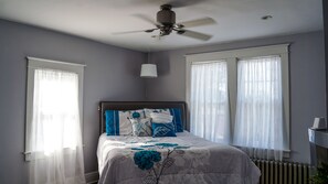 3 quartos, ferros/tábuas de passar roupa, roupa de cama