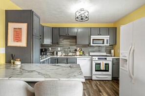 Refrigerador, microondas, horno, placa de cocina