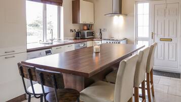 Microwave, oven, dishwasher, cookware/dishes/utensils