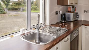 Microwave, oven, dishwasher, cookware/dishes/utensils