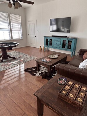 Een televisie, een stereo en een kantoor