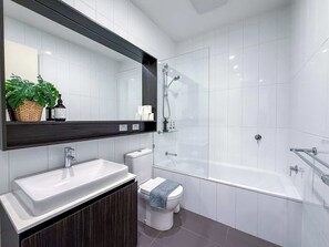 Dusche, Haartrockner, Handtücher