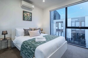 3 bedrooms, iron/ironing board, WiFi, bed sheets - Bright 3BR 3 Level Townhouse Port Melbourne (Port Melbourne)