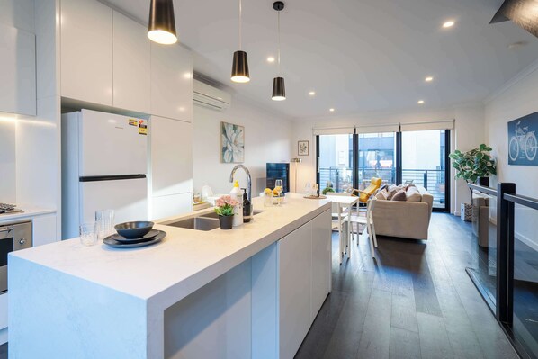 Fridge, microwave, oven, stovetop - Bright 3BR 3 Level Townhouse Port Melbourne (Port Melbourne)