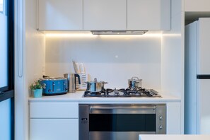 Fridge, microwave, oven, stovetop - Bright 3BR 3 Level Townhouse Port Melbourne (Port Melbourne)