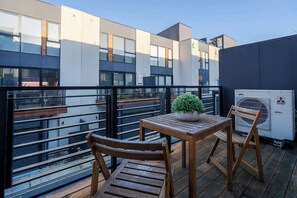 Outdoor dining - Bright 3BR 3 Level Townhouse Port Melbourne (Port Melbourne)