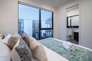 3 bedrooms, iron/ironing board, WiFi, bed sheets - Bright 3BR 3 Level Townhouse Port Melbourne (Port Melbourne)