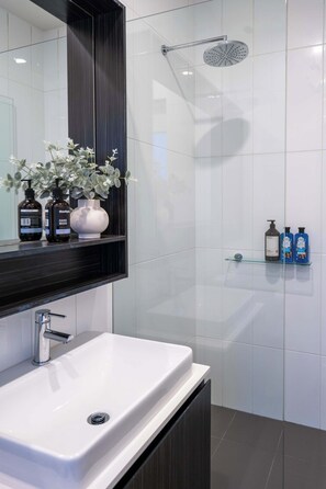 Shower, hair dryer, towels - Bright 3BR 3 Level Townhouse Port Melbourne (Port Melbourne)