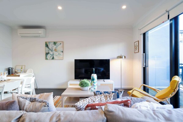 TV, offices - Bright 3BR 3 Level Townhouse Port Melbourne (Port Melbourne)