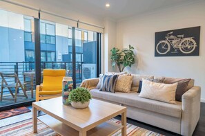 TV, offices - Bright 3BR 3 Level Townhouse Port Melbourne (Port Melbourne)