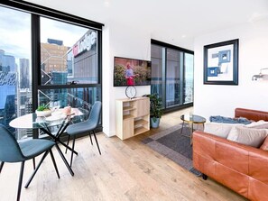 TV, offices - LV42 High-Rise Condo CBD Panoramic City View (Melbourne)
