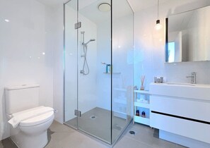 Shower, hair dryer, towels - LV42 High-Rise Condo CBD Panoramic City View (Melbourne)
