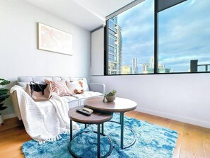 TV, offices - Brilliant 1B1B Skyline View Apt @CBD with Pool&Gym (Melbourne)