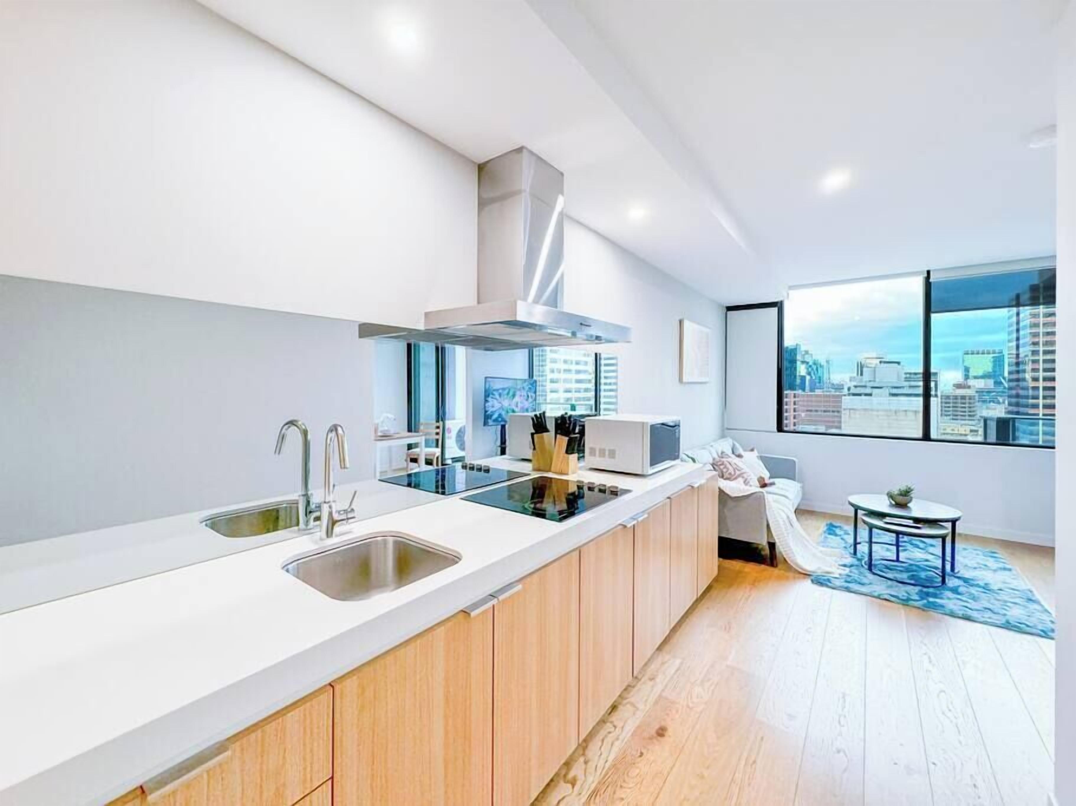 Frigorífico, microondas, placa de cocina y lavavajillas