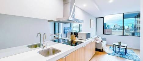 Kühlschrank, Mikrowelle, Herdplatte, Geschirrspüler