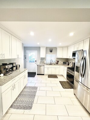 Een koelkast, een microgolfoven, een oven, een kookplaat