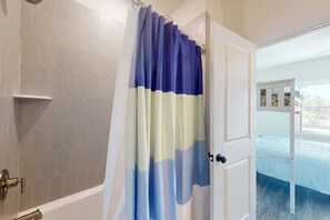 4 habitaciones, tabla de planchar con plancha y cuna de viaje 