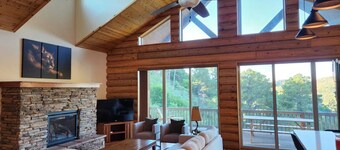 Tri-level Cabin Retreat-Privacy & Views!