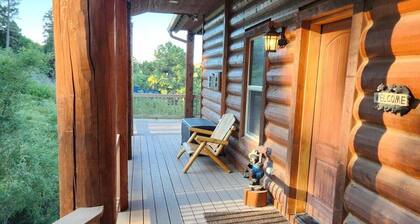 Tri-level Cabin Retreat-Privacy & Views!