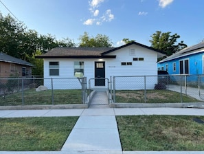 House | 2 bedrooms - Serene 2BR 1BA Residence in Peaceful San Antonio (San Antonio)