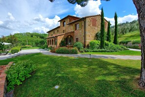 Property grounds - Villa Bellostare - Cantagrillo ,Tuscany (Cantagrillo)
