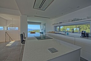 Kylskåp, mikrovågsugn, ugn och diskmaskin